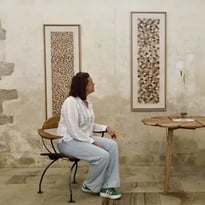 Du fil au bois, Elles brodent dans l'ébénisterie