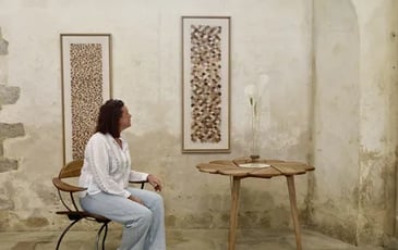 Du fil au bois, Elles brodent dans l'ébénisterie