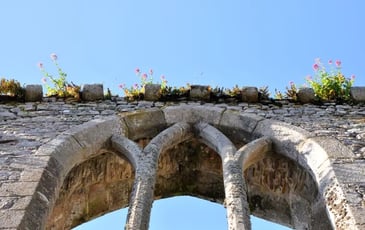 Regards du Moyen-Âge, Plates-tombes de Bretagne, de France et d'ailleurs