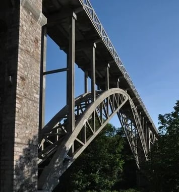 Accueil des visiteurs, viaduc de Caroual