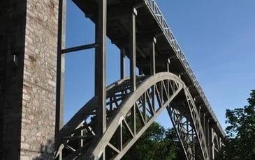 Accueil des visiteurs, viaduc de Caroual